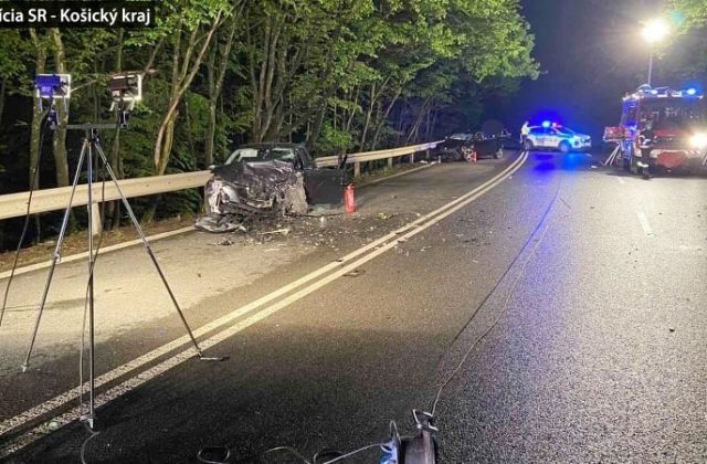 Vodič Golfu prešiel v zákrute do protismeru, zrážku s protiidúcim autom neprežila spolujazdkyňa (foto)