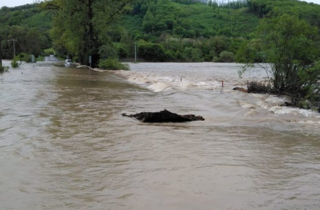 Povodne na Slovensku: Hasiči zachraňovali aj ľudí zo zatopených áut, v Banskej Bystrici stavajú bariéry (foto)