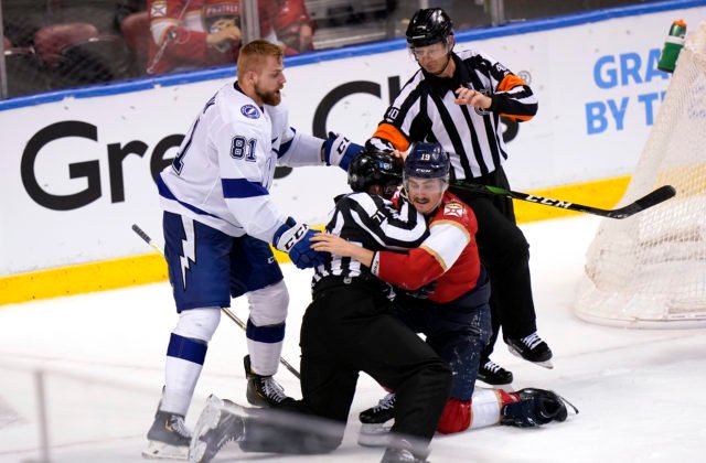 Ružička získal prvý bod v NHL, Černák sa v závere pobil a dostal trest za hrubosť (video)