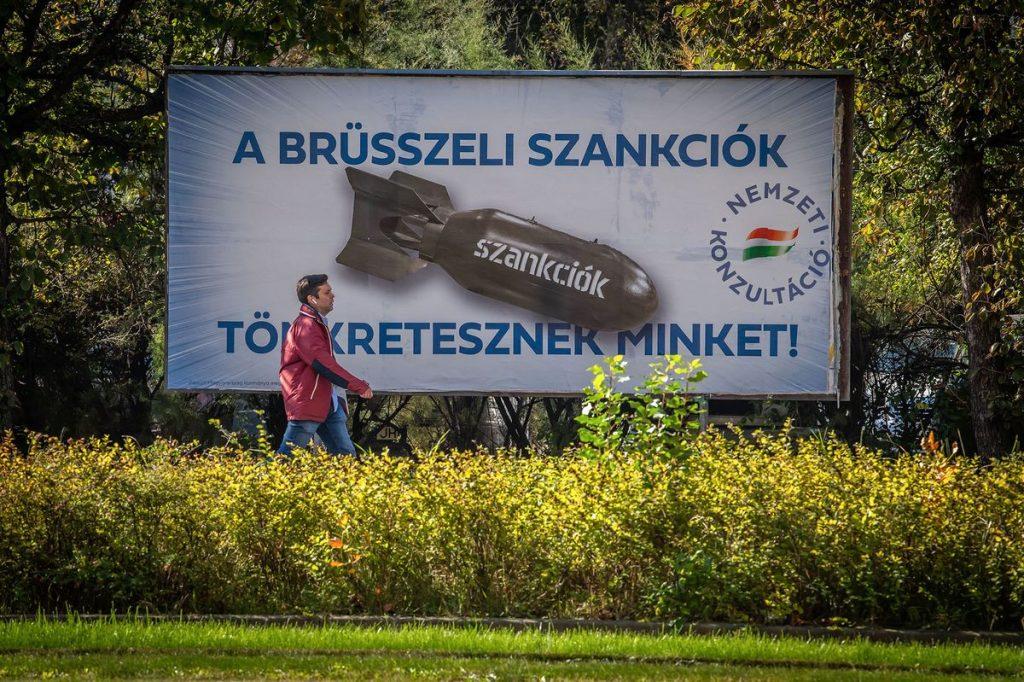 Orbán nechal vylepiť billboardy po krajine: Sankcie proti Rusku sú vraj bomba, ktorá nás zničí