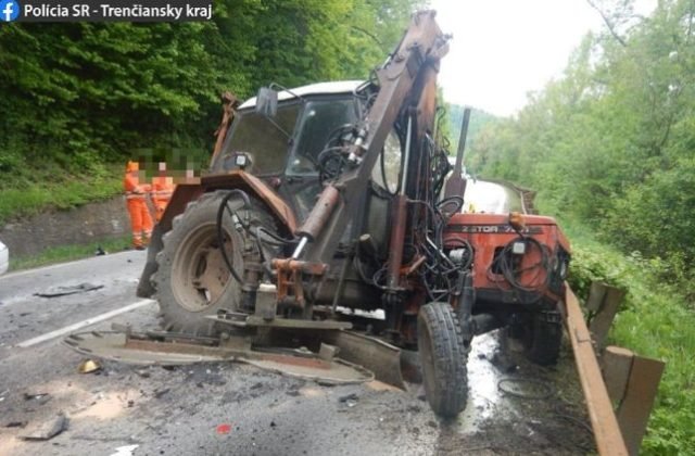 Vodič pri predbiehaní vrazil do traktora, odtrhnuté koleso poškodilo protiidúce auto (foto)