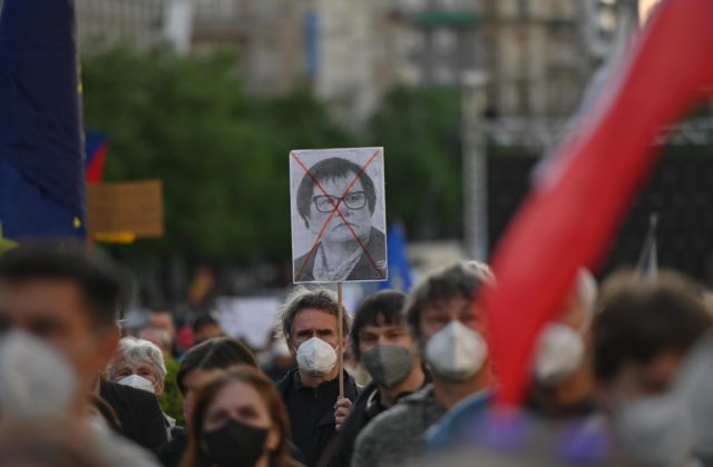 Tisíce Čechov vyšli do ulíc, žiadajú rezignáciu ministerky spravodlivosti Benešovej
