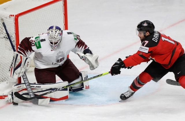 Lotyši využili na úvod MS v hokeji 2021 nezohratosť tímu Kanady. Zlepšíme sa, odkázal Connor Brown