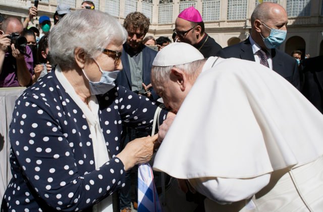 Pápež František sa stretol s preživšou z Osvienčimu, pobozkal jej tetovanie na ruke (video)