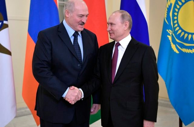 Zelenskyj by mal podľa Lukašenka pristúpiť k mierovým rokovaniam skôr, ako Rusko zničí Ukrajinu