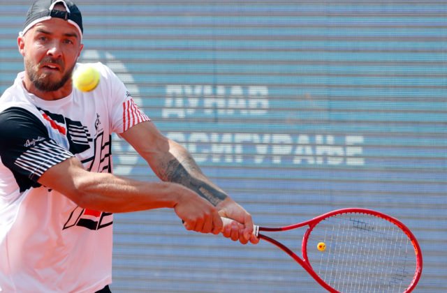 Martin dlho vzdoroval Djokovičovi na turnaji ATP v Belehrade, so semifinále sa však lúči s kanárom (video)