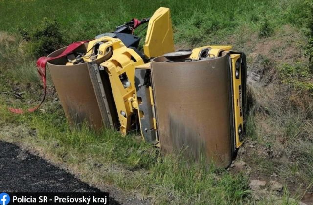 Pracovníka údržby ciest zavalil ťažký valec, do nemocnice ho previezli vrtuľníkom (foto)