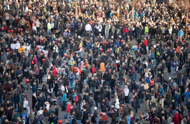 Ľudia v Bruseli demonštrovali proti pandemickým obmedzeniam