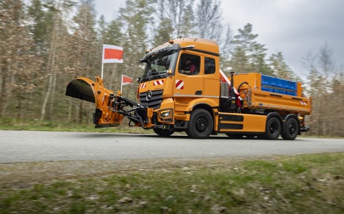 eActros 400 ukazuje, že Mercedes sa nebojí elektriky ani pri zimnej údržbe ciest