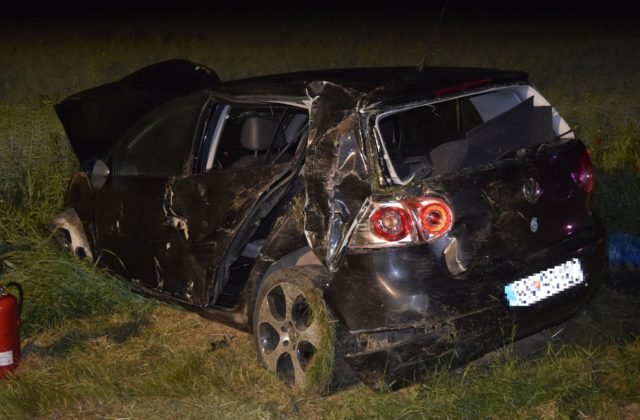 Vodič zišiel z cesty a neprežil náraz do betónového odvodňovacieho kanála (foto)