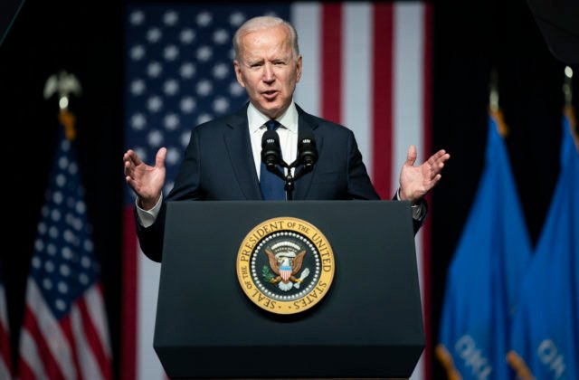 Americký prezident Biden sa rozhodol poskytnúť Ukrajine ďalšiu muníciu aj pokročilejšie raketové systémy