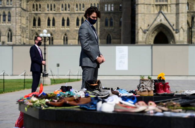 Kanadská vláda pomôže pri hľadaní ďalších hrobov v bývalých rezidenčných školách, sľúbil premiér Trudeau