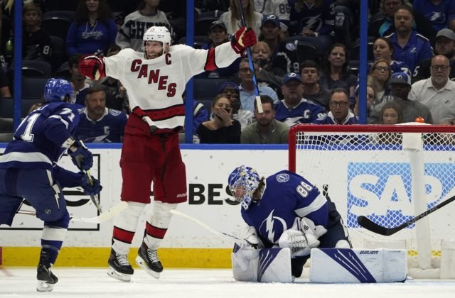 Černák rozdával hity pri prehre „bleskov“, v play-off NHL nezvládli predĺženie ani Islanders v súboji s Bostonom (video)