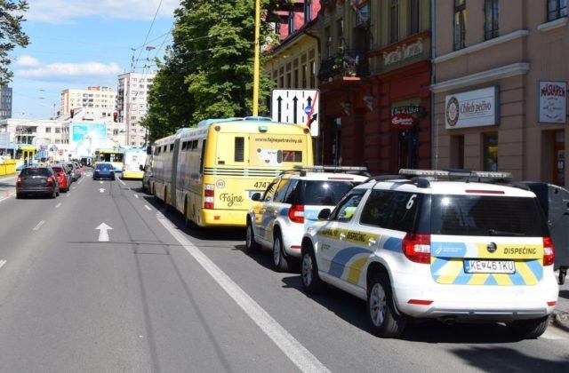 Polícia hľadá svedkov nehody autobusu, zranili sa cestujúci a vodič auta z miesta odišiel