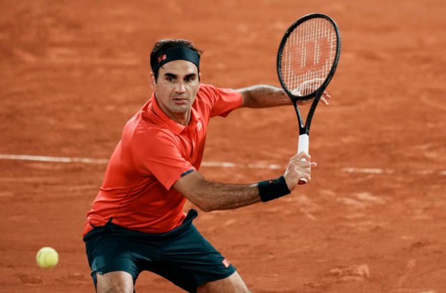 Federer v polnočnej bitke premohol Koepfera, ale uvažuje nad odstúpením z Roland Garros (video)