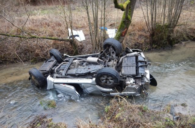 Auto sa zrútilo z horskej cesty do rieky, zahynulo sedem ľudí