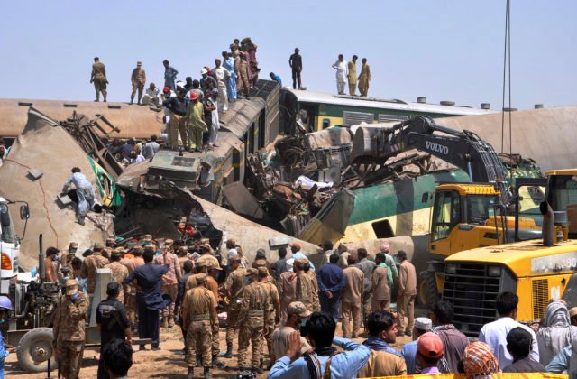 Zrážka rýchlikov v Pakistane si vyžiadala najmenej 45 mŕtvych, jeden z vlakov sa predtým vykoľajil