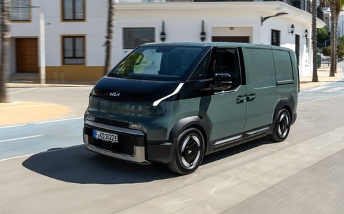 Kia PV5 ovládla v Európe trh elektrických dodávok
