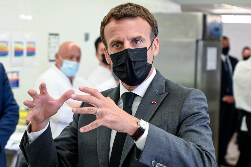 Potom, čo sa objavilo kontroverzné video, kde Parížania museli ukázať polícii očkovacie pasy, aby mohli sedieť na terase kaviarne, prezident Macron tvrdí, že takýto systém chráni „slobodu“ ľudí + VIDEO
