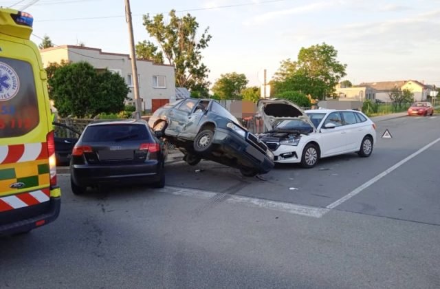 Dopravná nehoda v Dvoriankach si vyžiadala štyri zranené osoby, vodič nedal prednosť na hlavnej ceste (foto)