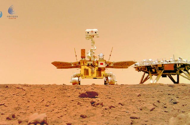 Čínsky rover si urobil na Marse selfie, NASA dúfa v skoré zozbieranie prvých vzoriek (foto)