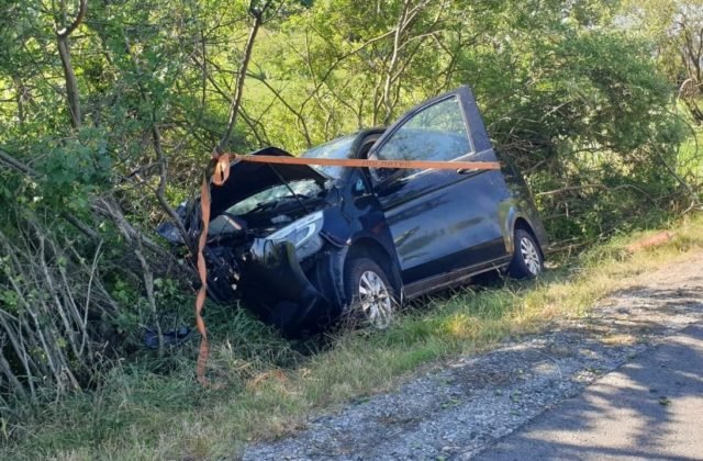 Vodiča Mercedesu premohol pri Brzotíne mikrospánok, pri dopravnej nehode sa zranilo päť ľudí