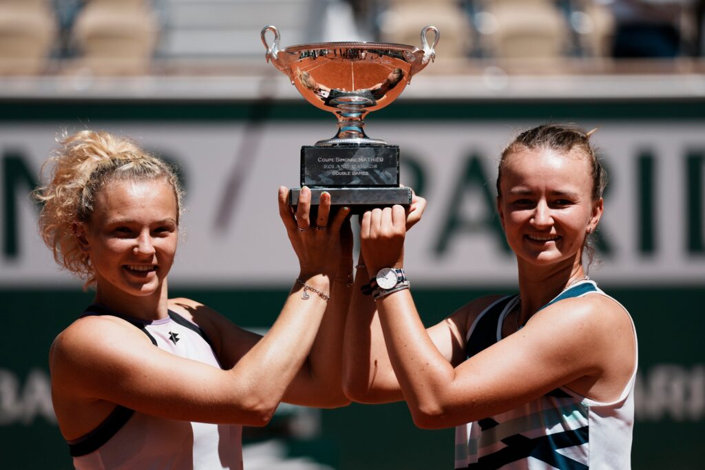Barbora Krejčíková získala na Roland Garros double a uznanie od legendárnej Navrátilovej