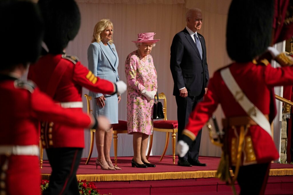 Britská kráľovná Alžbeta II. privítala na hrade Windsor prezidenta USA Joea Bidena s manželkou