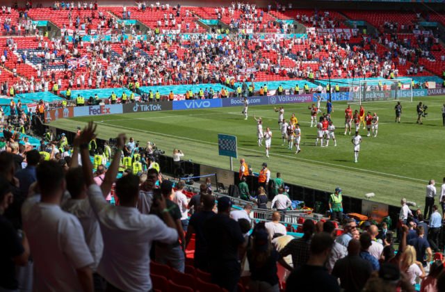 Fanúšik vo Wembley spadol z tribúny počas zápasu na ME vo futbale, leží v kritickom stave v nemocnici