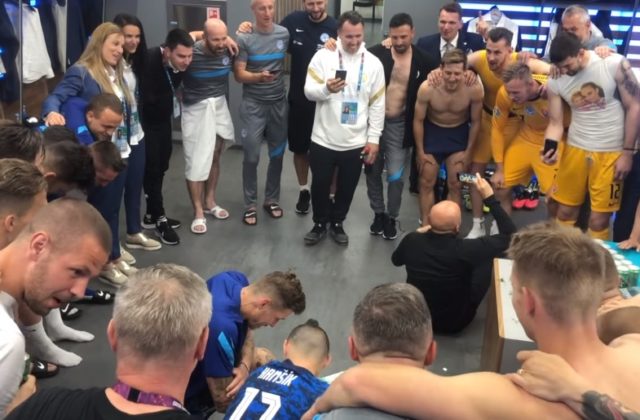 Slovenskí futbalisti to po výhre nad Poľskom v šatni „rozbalili“, nechýbal tradičný pokrik a spievali sa ľudovky (video)