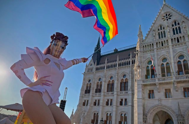 Maďari schválili sporný zákon proti pedofílii, zakazuje aj šírenie informácií o LGBT problematike v školách