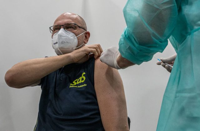Sulík chce v prípade nástupu tretej vlny pandémie koronavírusu iné postavenie pre zaočkovaných ľudí