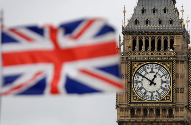 Pandemické opatrenia budú možno v Británii platiť o pár týždňov dlhšie, rozhodne o tom parlament