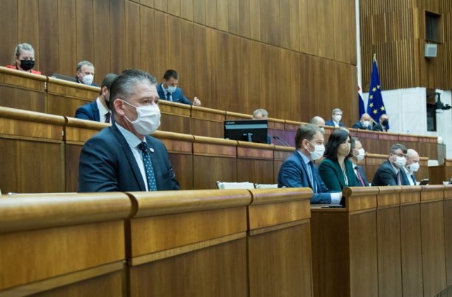 Minister Mikulec zostáva vo funkcii, za jeho odvolanie hlasovalo iba 53 poslancov (video)