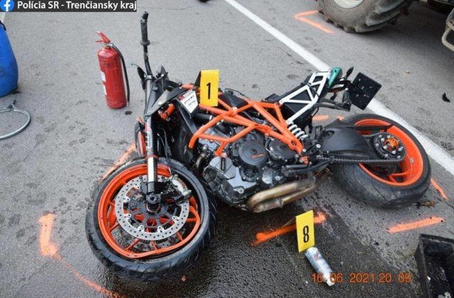 Motocyklistovi sa stala osudnou zrážka s traktorom na ceste medzi Ilavou a Hornou Porubou
