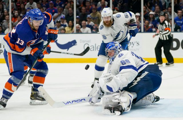 Černák nechtiac „asistoval“ aj pri góle súpera, Lightning už vedú nad Islanders 2:1 (video)