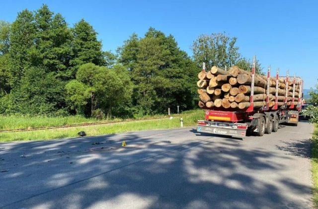 V obci Lubeník prišiel o život motorkár, neprežil zrážku s kamiónom (foto)