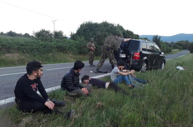 Ukrajinec chcel  previezť cez Slovensko nelegálnych migrantov, hrozí mu väzenie