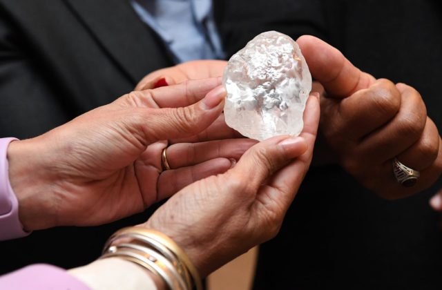 Objavili pravdepodobne druhý najväčší diamant v histórii, váži až 1098 karátov (video)