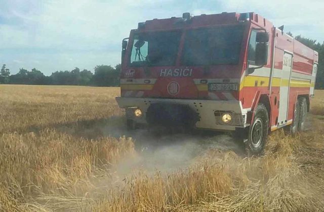 V Dunajskej Strede vzbĺkol suchý porast a blízke pole, zasahovať muselo tridsať hasičov (foto)