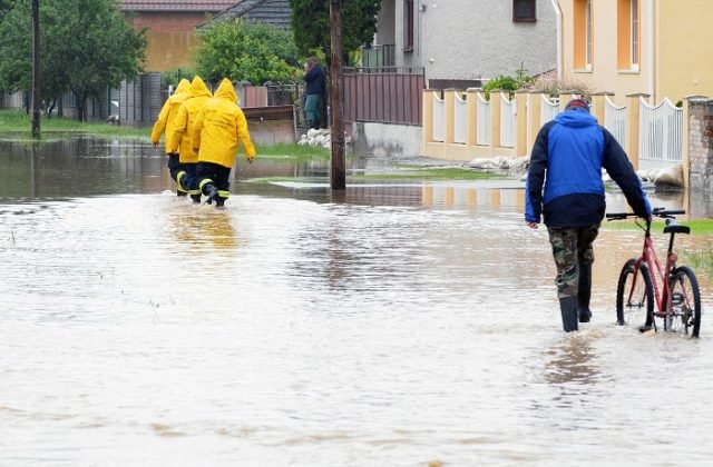 Hasiči na Záhorí mali plné ruky práce, búrka z tepla nahnala vodu a bahno aj do kostola