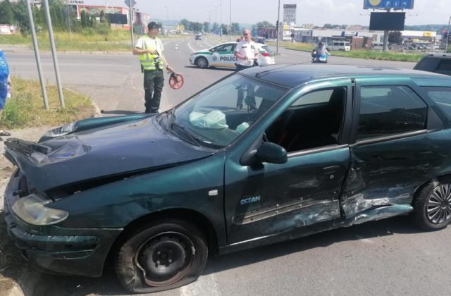 Dôchodca nerešpektoval červenú, po prechode križovatkou to napálil rovno do policajného auta