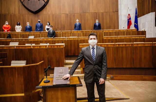Poslanec Kozarec sa vracia do parlamentu, doplní tak prázdne miesto po Herákovi