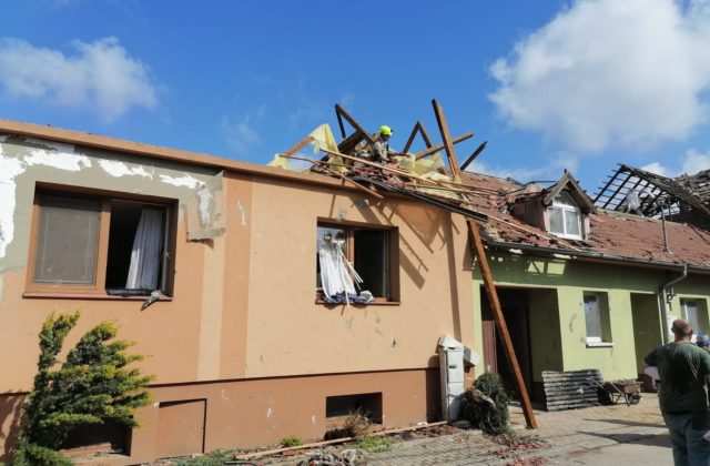 Šok a zúfalstvo v Česku či žijúce peklo, opisujú pustošiace tornádo zahraničné médiá