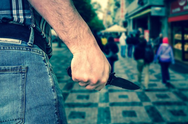 Muž ozbrojený nožom zaútočil v Cannes na policajta, konal vraj v mene proroka