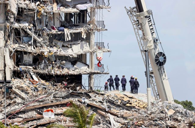 Záchranári hľadajú v troskách zrútenej budovy na Floride vzduchové bubliny, mohli by v nich prežiť ľudia