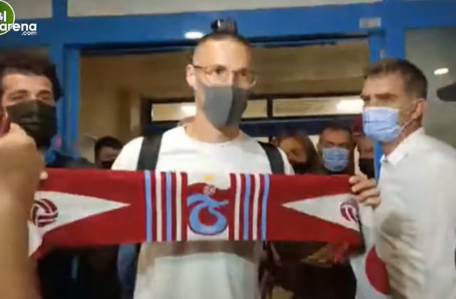 Svetlice a obrovské ovácie, Hamšíka veľkolepo privítali v Trabzonspore (video)