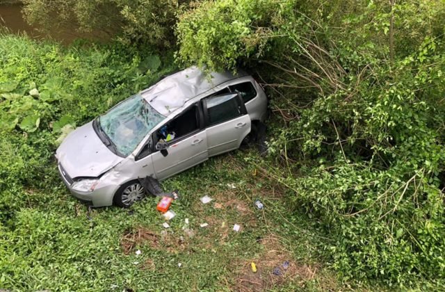 Auto prerazilo zvodidlá a skončilo v priekope, v mieste nehody sa začali tvoriť kolóny