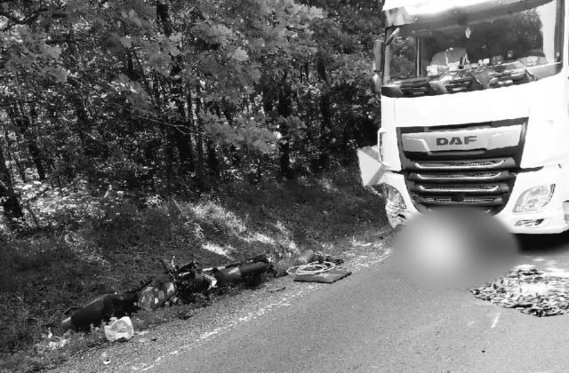 Motorkár nezvládol prejazd zákrutou a vrazil do kamióna, zraneniam na mieste podľahol (foto)