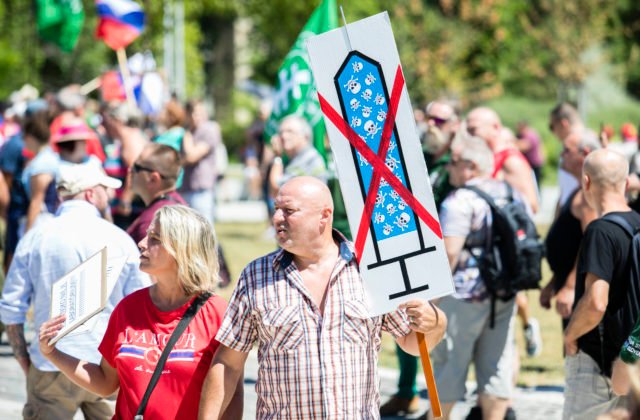 Pred úradom vlády sa zišli stovky demonštrantov proti očkovaniu, lekár Lipták pourážal aj prezidentku (video+foto)